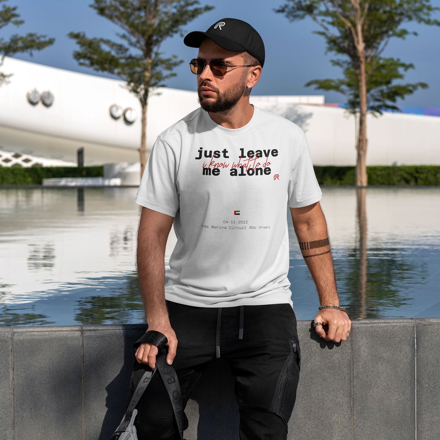T-shirt "Leave me alone" tekst Zwart